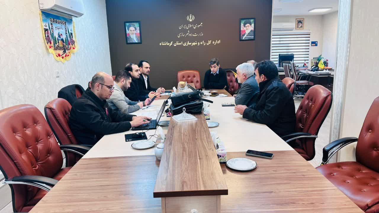 جلسه بررسی مسائل و موضوعات و تاخیرات پروژه های استان کرمانشاه-02