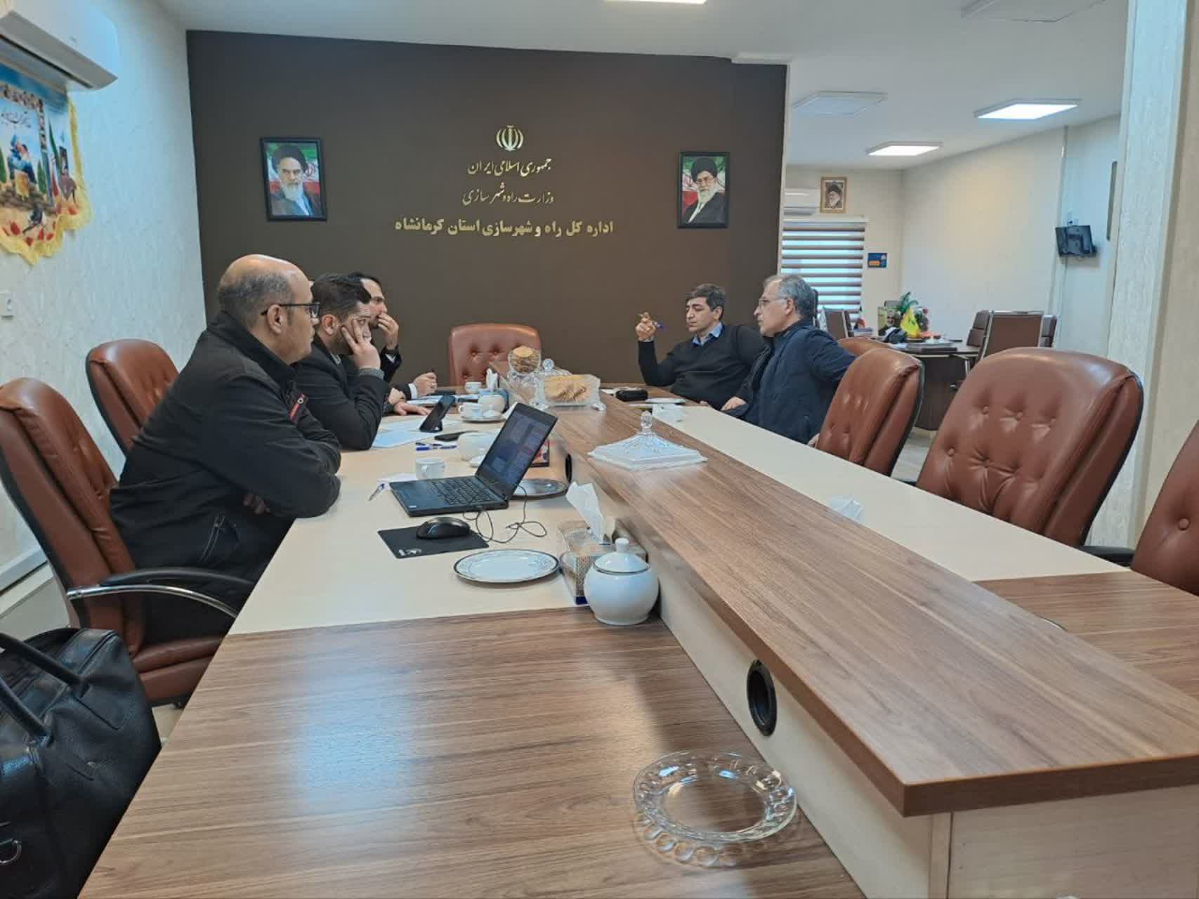 جلسه بررسی مسائل و موضوعات و تاخیرات پروژه های استان کرمانشاه-07