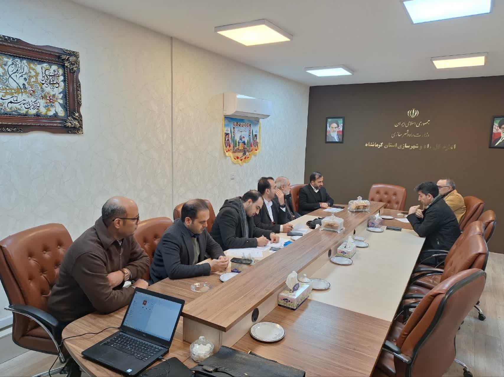 جلسه بررسی مسائل و موضوعات پروژه ۷۱۲ واحدی شهید ادبیان کرمانشاه-01