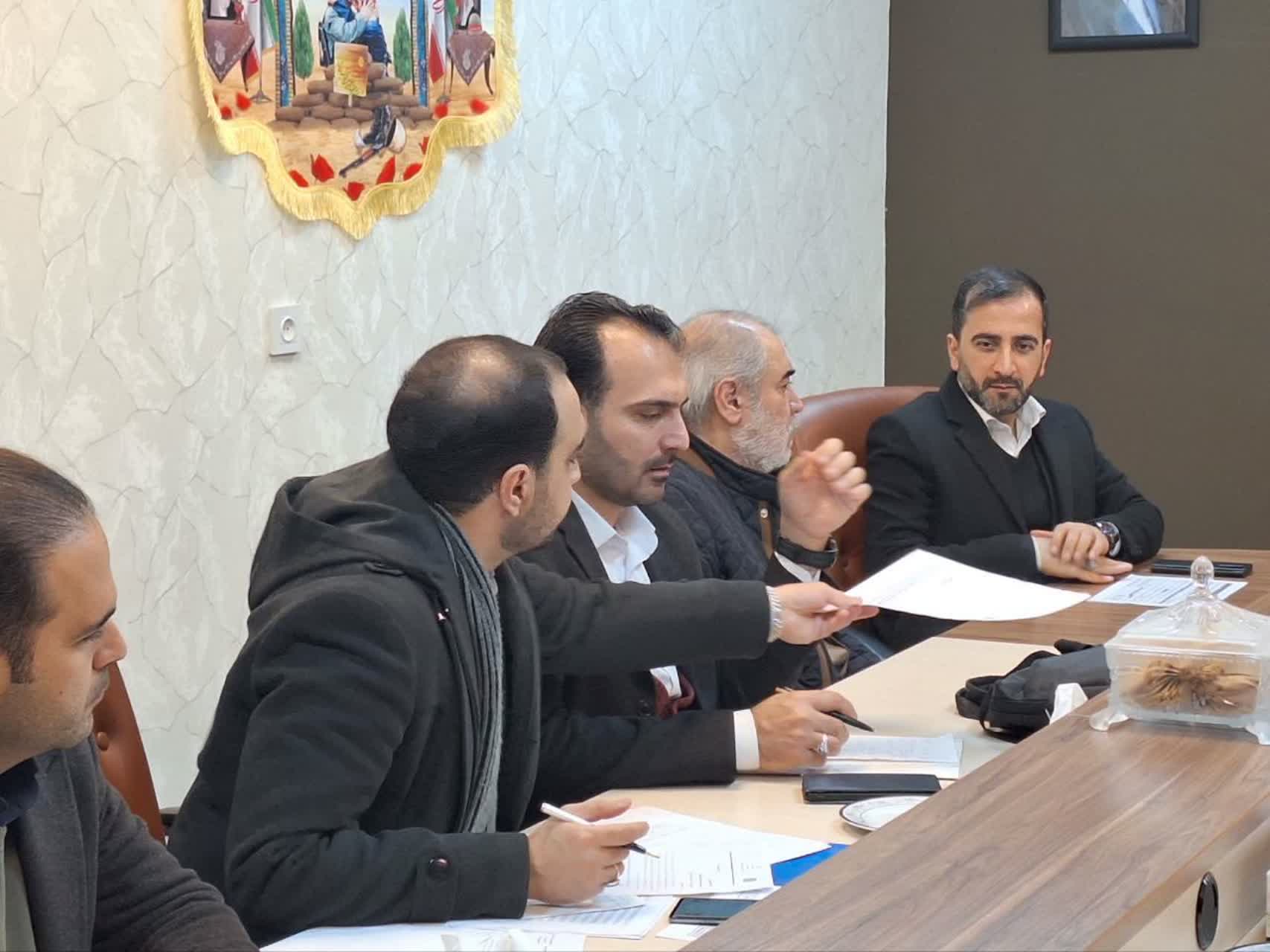 جلسه بررسی مسائل و موضوعات پروژه ۷۱۲ واحدی شهید ادبیان کرمانشاه-02