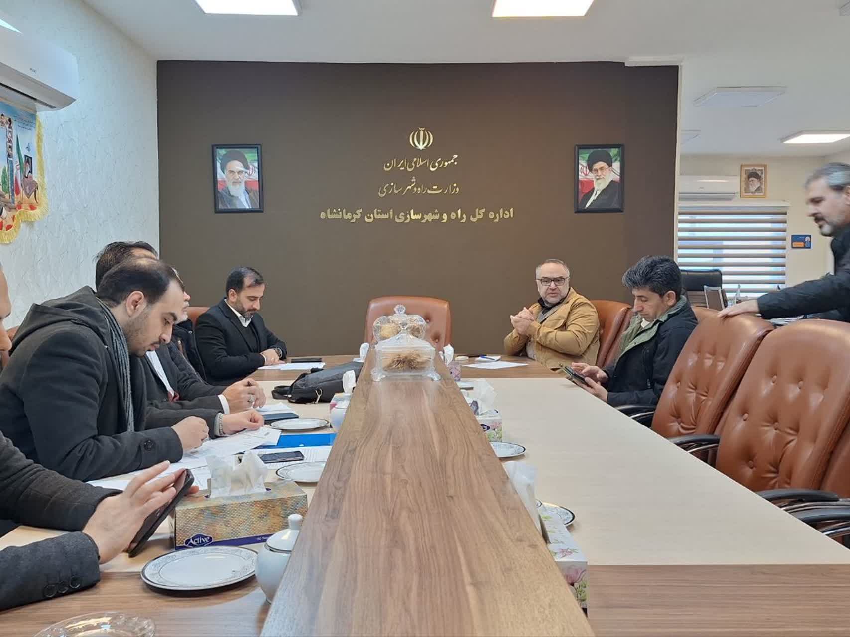 جلسه بررسی مسائل و موضوعات پروژه ۷۱۲ واحدی شهید ادبیان کرمانشاه-03